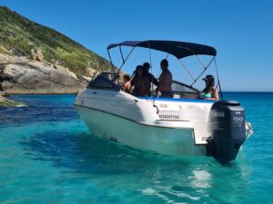 A RS Boat te leva aos melhores points do mar de cabo frio.
